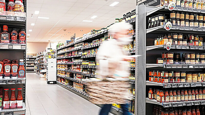 Gerüchte, wonach im Supermarkt Personen ausgerufen werden, die gegen Quarantäne-Vorschriften verstießen, sind nicht haltbar.