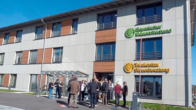 Der Bayerische Bauernverband Cham freut sich über eine neue Geschäftsstelle in Holzbauweise.