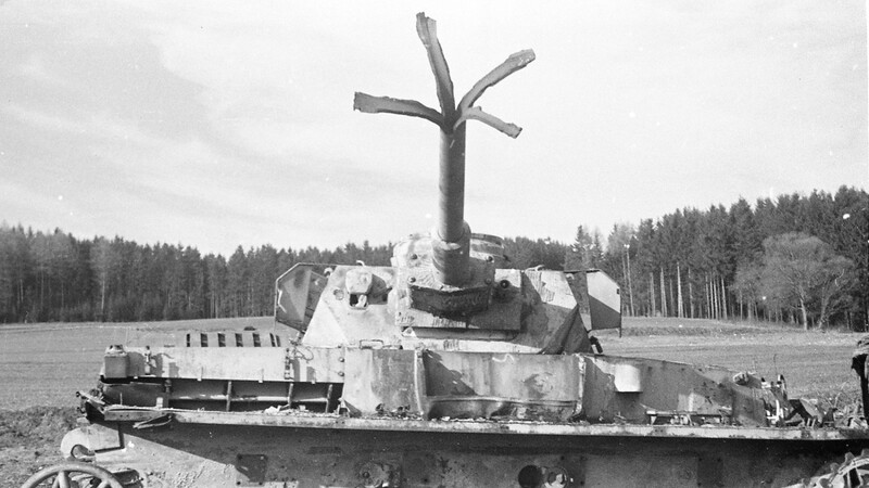 Ein ausgeschlachteter Panzer auf der Wiese oberhalb des Lindnerbräus. Für Tausende Soldaten war Kötzting Schauplatz des Kriegsendes.