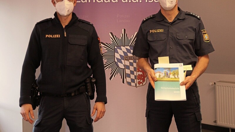Haben die Zahlen der Kriminalitätsstatistik aus dem vergangenen Jahr präsentiert: Stephan Lehner, Dienststellenleiter der Polizeiinspektion Landau (rechts), und Polizeikommissar Johannes Böhm.