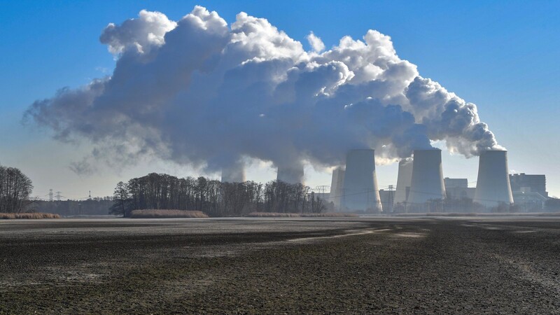 Wasserdampf steigt aus den Kühltürmen des Braunkohle-Kraftwerkes Jänschwalde in der Lausitz. Die Region bekommt durch das Kohleausstiegsgesetz Milliardenhilfen. Der Strompreis für die Verbraucher wird dagegen steigen.