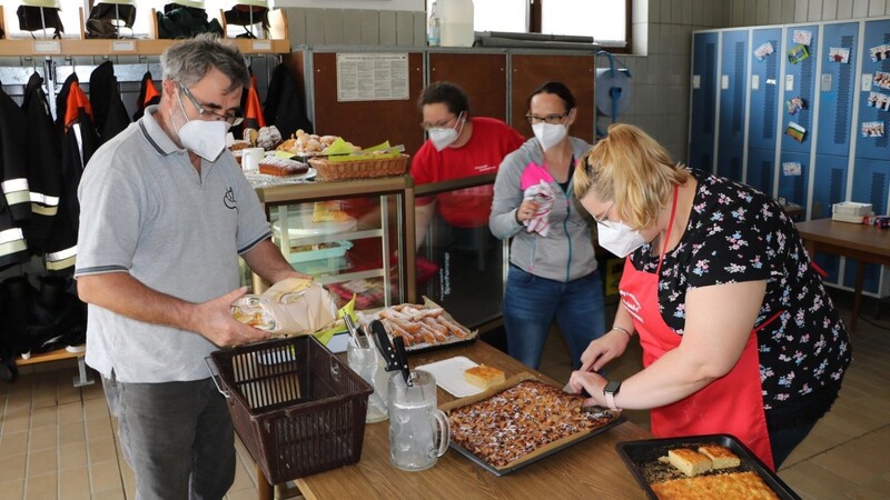 Gaumenfreuden für jeden unter Einhaltung der Hygieneregeln gab es am Sonntag bei der Aktion "Kuchen to go" in Sperlhammer.