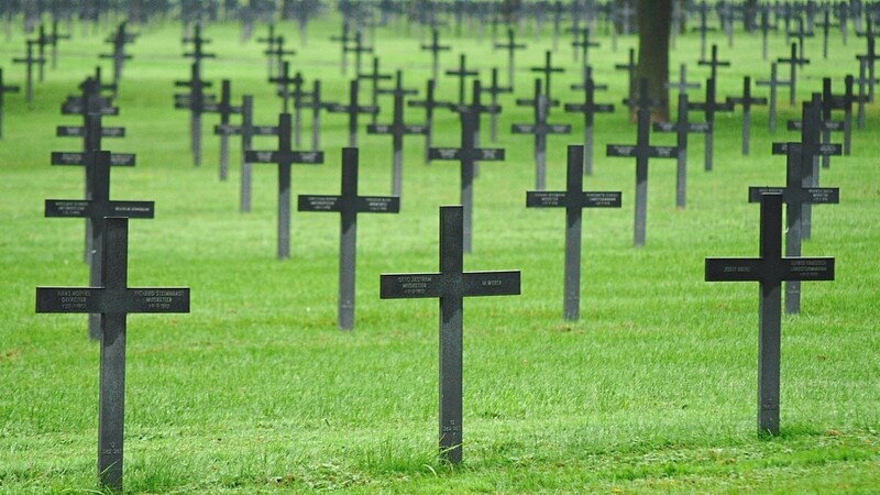 Auf dem deutschen Soldatenfriedhof Neuville-St. Vaast ruhen 44 833 Soldaten des Ersten Weltkrieges, die vor allem bei den Kämpfen im Artois 1914/1915 und um Arras in den Jahren 1917 und 1918 gefallen sind. Der Friedhof wurde in der Zeit von 1919 bis 1923 von der französischen Armee angelegt.