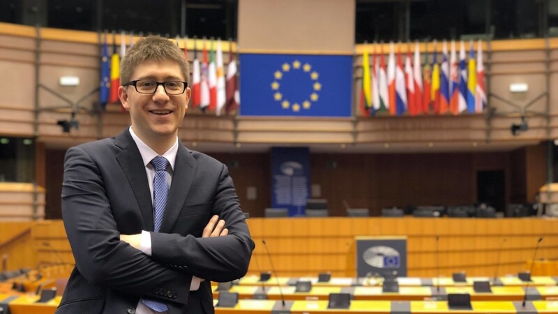 Benjamin Bögel im Plenarsaal des Europäischen Parlaments in Brüssel.