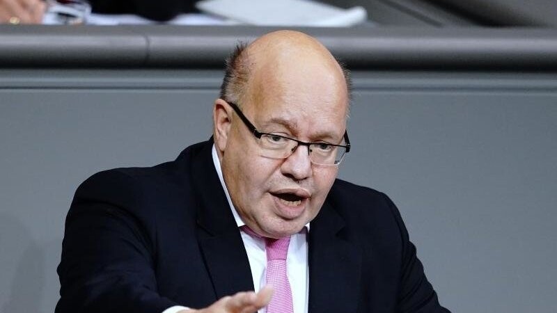Bundeswirtschaftsminister Peter Altmaier (CDU) spricht im Bundestag zu den Abgeordneten.