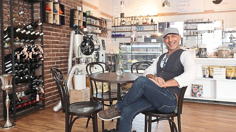 Abdelfattah Belouali führt das "Le petit Café de Monsieur S." seit rund zwei Monaten. Jetzt will er einen Ort für Kultur anbieten.