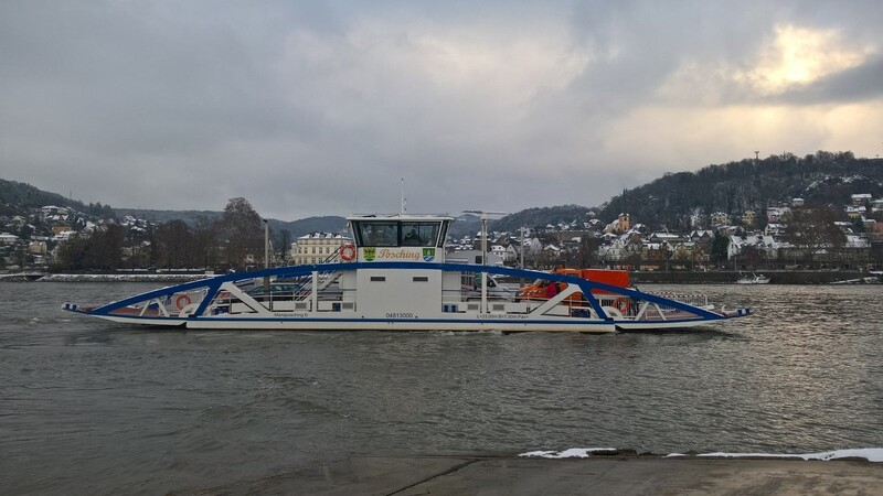 Die Fähre auf der Überführungsfahrt - hier noch auf dem Rhein.