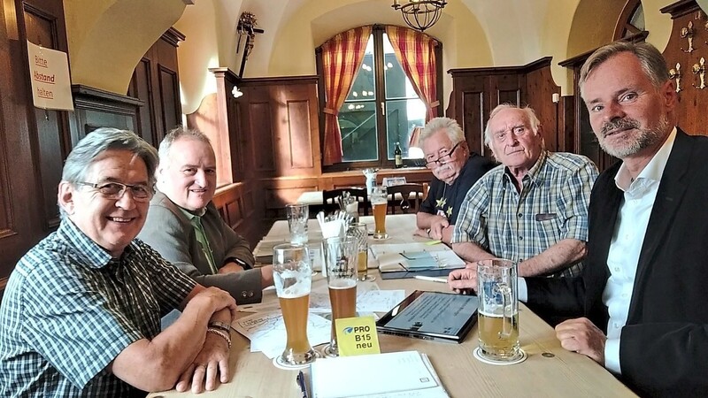 Schönbergs Bürgermeister und CSU-Kreisrat in Mühldorf, Alfred Lantenhammer (2. v. links), Tobias Nickel und Rudolf Merkel (von rechts), Sprecher der Initiative ProB15neu, im Kreise weiterer Unterstützer.