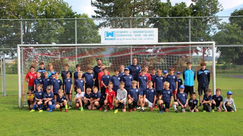 Die Teilnehmer am Trainings-Camp der Münchner Fußballschule zusammen mit den Trainern und Praktikanten.