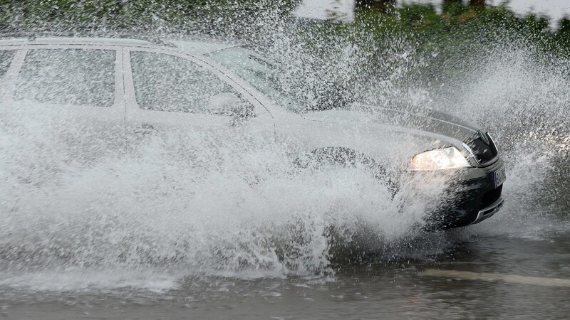 Bei starkem Regen kann es durch die Nässe der Fahrbahn zu Unfällen durch sogenanntes "Aquaplaning" kommen. (Symbolbild)