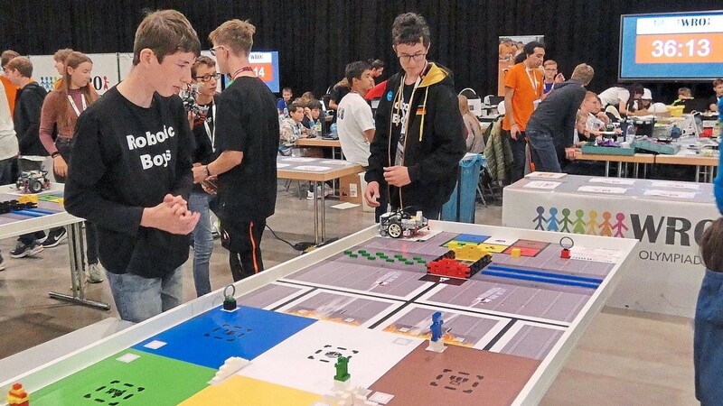 Die "Robotic Boys" beim Testen ihres selbst gebauten Lego-Roboters.