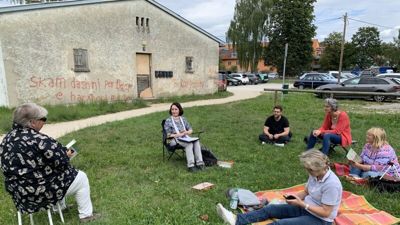 Christine Fößmeier (M.) mit den Teilnehmern des literarischen Picknicks in unmittelbarer Nähe der einstigen Wachbaracken.