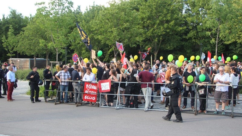 Hunderte Menschen demonstrierten am Samstag in Lappersdorf gegen die AfD-Veranstaltung.
