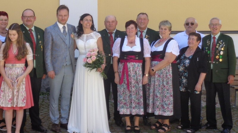 Die Grenzwaldschützen Jägershof beglückwünschten das Brautpaar Daniela und Martin Baumann.