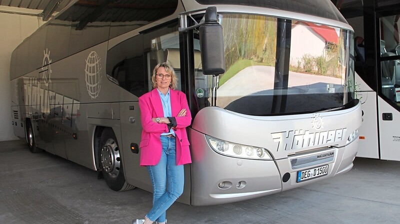 Die Reisebusse stehen seit Monaten ungenutzt in der Garage, doch Birgit Hötzinger-Baumgartner ist alles andere als in Jammerlaune.