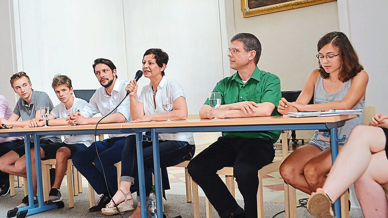 Die Schüler diskutierten mit (von links) Patrizia Steinberger, Thomas Haslinger, Norbert Hoffman, Sigi Hagl und Stefan Müller-Kroehling.