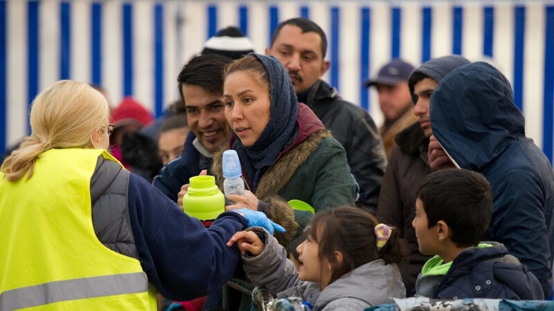 Der Andrang von Flüchtlingen an der Grenze von Österreich nach Bayern hält an.