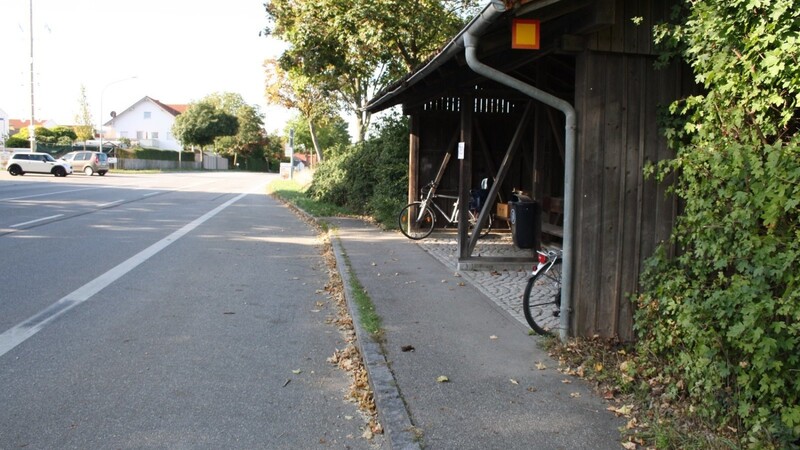 Der Hochbord der Bushaltestelle soll erhöht werden. Außerdem ist geplant den Gehsteig Richtung Landshut zu verlängern, um nach der Abzweigung zur Hauptstraße eine Querungshilfe auf der Landshuter Straße zu bauen.