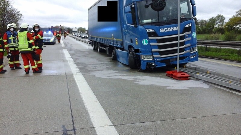 Ein Lastwagen-Fahrer ist am Mittwochvormittag auf der A92 zwischen Landshut-West und Moosburg-Nord im Baustellenbereich auf einen Fahrbahnteiler geraten und darauf stecken geblieben.