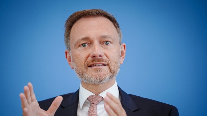 Christian Lindner (FDP), Bundesminister der Finanzen, stellt den Regierungsentwurf für den Bundeshaushalt 2023 und den Finanzplan bis 2026 vor.