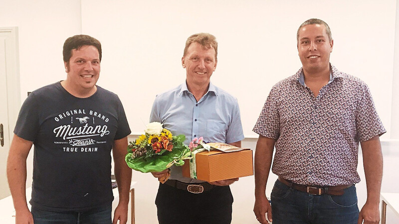 Bürgermeister Robert Ruber (Mitte) wurde von seinen Stellvertretern Christoph Eisenschink (links) und Manfred Schambeck (rechts) für 30 Jahre kommunale Arbeit für die Gemeinde geehrt.
