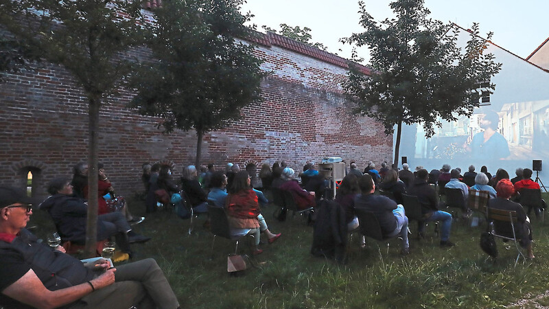 Das Haus International veranstaltete am Wochenende ein Open-Air-Kino-Festival an der Rochuskapelle.