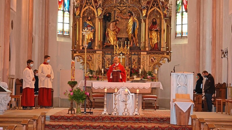 Pfarrer Thomas Hösl feierte am Pfingstsonntag in der Pfarrkirche Sankt Johannes einen Gottesdienst.