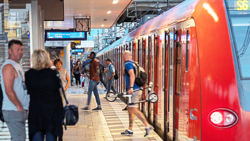 Fahrgäste steigen an der Hackerbrücke aus einer S-Bahn aus und ein.