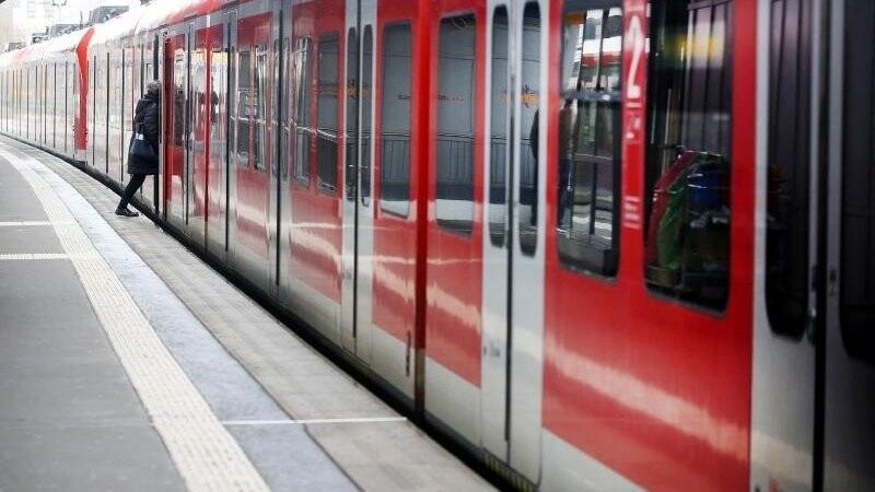 Wegen der Coronavirus-Krise zählt die Deutsche Bahn immer weniger Fahrgäste.