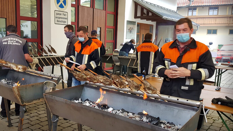 Die Bucher Feuerwehrler veranstalteten am vergangenen Sonntag statt ihrem Grillfest ein Fischgrillen am Gerätehaus.