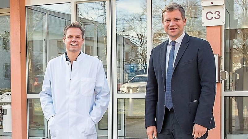 Auf ein gutes Jahr für das Neurologische Zentrum: Prof. Tobias Schmidt-Wilcke und Bezirkstagspräsident Dr. Olaf Heinrich.