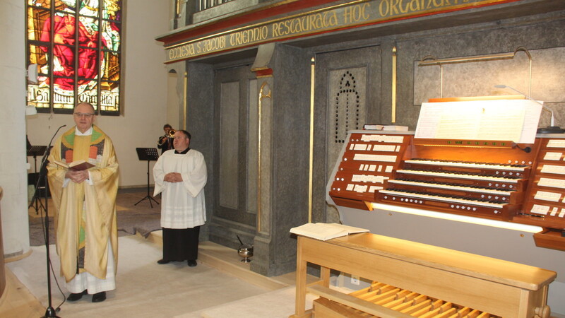 Premiere für Pfarrer Jakob Hofmann: Kurz vor seiner Pensionierung durfte er die neue Orgel von St. Jakob weihen. Normalerweise weiht der Bischof neue Orgeln, doch Corona machte ihm da einen Strich durch die Rechnung.