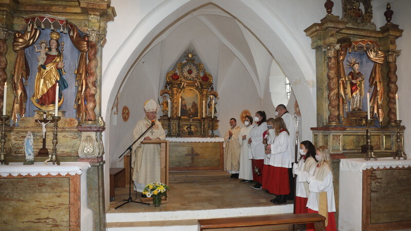 Weihbischof Dr. Bernhard Haßlberger weihte die Eberinger Filialkirche St.Laurentius und St. Stephanus zum Abschluss der Renovierung.