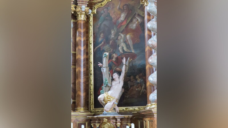 Das Altarbild des Sebastiani-Altars in der Haindlinger Wallfahrtskirche zeigt den Heiligen, wie er mit einem Schild die Pfeile der Pest von Haindling und seinen Bewohnern abwehrt; davor seine Statue.