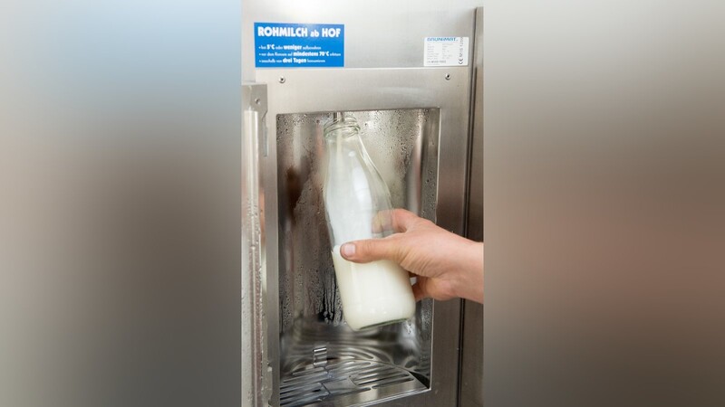Milchtankstellen direkt am Hof haben sich in Norddeutschland und Österreich bereits bewährt. Ab Februar geht ein solcher Automat auch in Oberprombach in Betrieb.