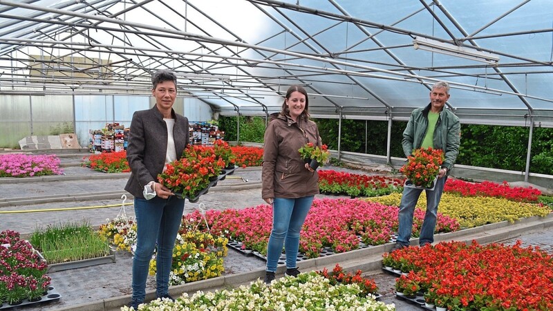 Christina Renner (Mitte) bedankte sich beim Verein für Gartenbau und Landespflege mit Vorsitzender Susi Aigner und Beisitzer Robert Haberl.