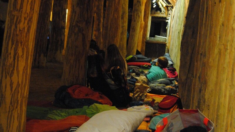 Im Steinzeithaus haben die Kinder ihr Nachtlager aufgeschlagen.