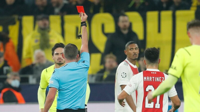 Die Rote Karte an Mats Hummels im Champions-League-Spiel zwischen dem BVB und Ajax sorgt für heftige Diskussionen.