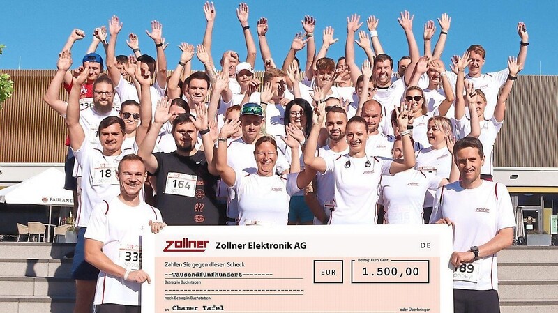Das Zollner-Stadtlauf-Team mit dem Spenden-Scheck für die Chamer Tafel.