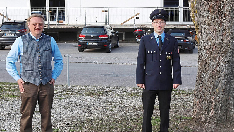 Die neue Führung der Nandlstädter Feuerwehr: Unser Bild zeigt die beiden neuen Kommandanten Stefan Bauer (rechts) und Daniel Betz mit Bürgermeister Gerhard Betz (links).