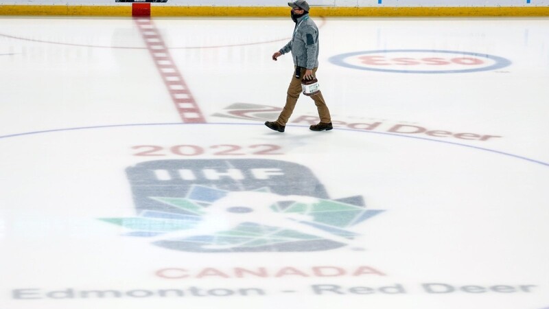 Ein Eistechniker geht nach der Absage Weltmeisterschaft der Eishockey-Junioren über das Spielfeld. Die Weltmeisterschaft der Eishockey-Junioren ist nach zahlreichen Corona-Fällen abgebrochen worden.