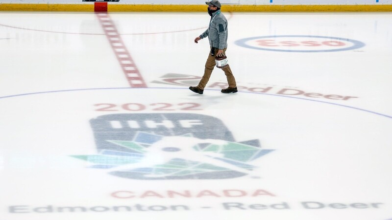 Ein Eistechniker geht nach der Absage Weltmeisterschaft der Eishockey-Junioren über das Spielfeld. Die Weltmeisterschaft der Eishockey-Junioren ist nach zahlreichen Corona-Fällen abgebrochen worden.