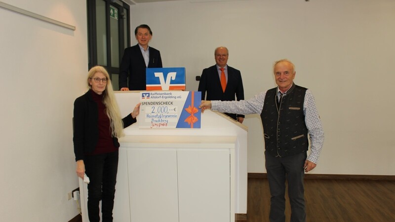 Den Jurypreis über 2.000 Euro nahmen Helga Baier und Vitus Lechner für das Bruckberger Heimatmuseum in Empfang.