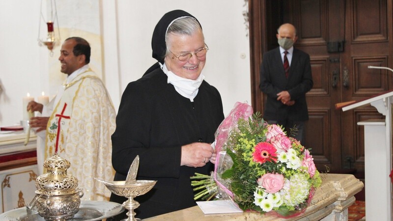 Erfreut zeigte sich Schwester Ehrentraud über den Blumenstrauß.