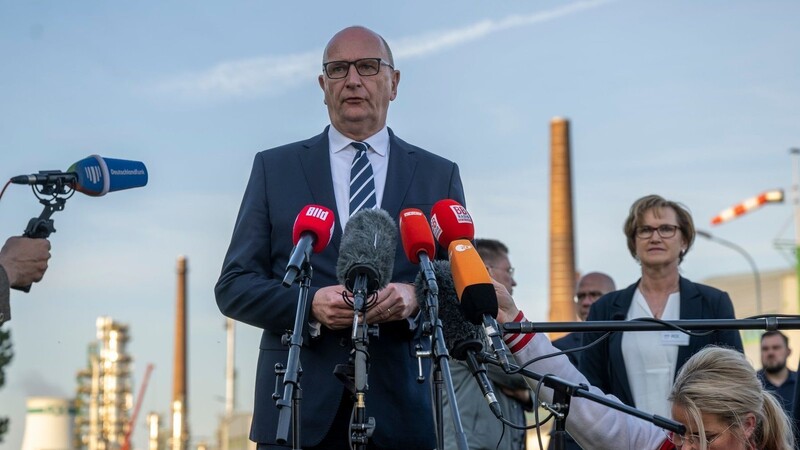 Brandenburgs Ministerpräsident Dietmar Woidke (SPD) bei einer Pressekonferenz nach dem Treffen mit der Belegschaft der PCK Raffinerie.