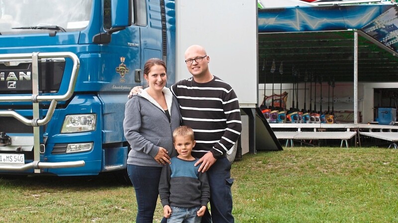Manuel Schneider, Silvana Pfisterer und Sohn Jermaine gestalten den Vergnügungspark am Hopfenfest.