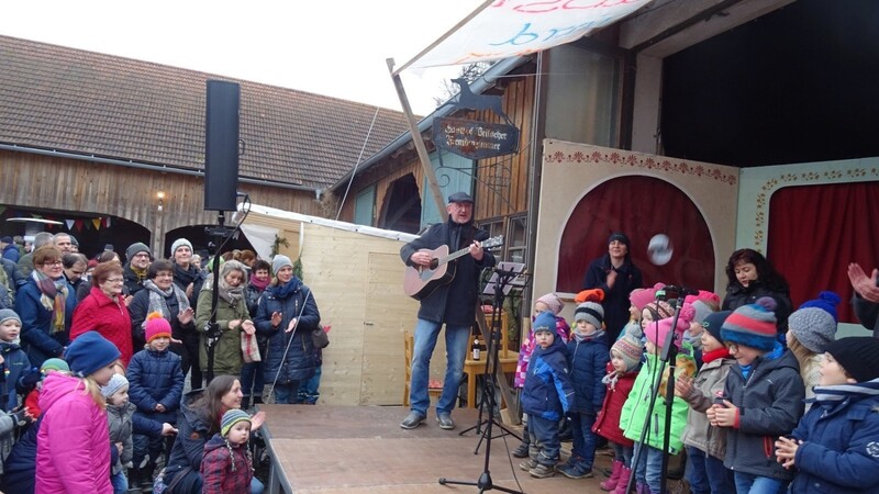 Die Waldkindergartenkinder Paindlkofen sangen mit den Besuchern "Feliz Navidad".