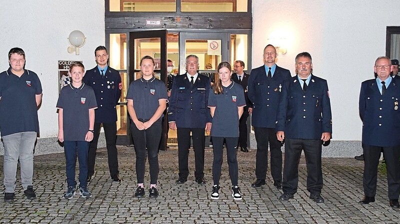 Die Führungsriege der Feuerwehr Ergoldsbach mit Kreisratinspektor Johann Haller (Mitte), den neuen Mitgliedern der Jugendfeuerwehr und Bürgermeister Ludwig Robold (2.v.l.).