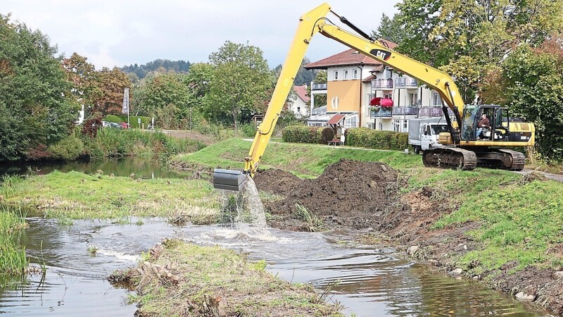 Die Hochwasserfreilegung in Bad Kötzting ist ein technisches Bauwerk und erfordert regelmäßige Pflege. Derzeit werden sogenannte Auflandungen bei der Oberberger-Brücke, die den Wasserdurchfluss verhindern, entfernt.