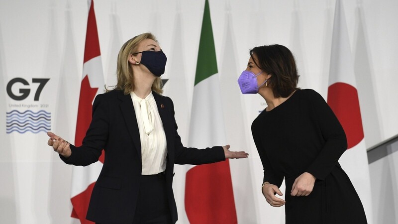 Die britische Außenministerin Liz Truss (l.) begrüßt die neue Bundesaußenministerin Annalena Baerbock. Beim G7-Gipfel hat Baerbock gezeigt, dass sie sich schnell in ihre Rolle eingefunden hat.